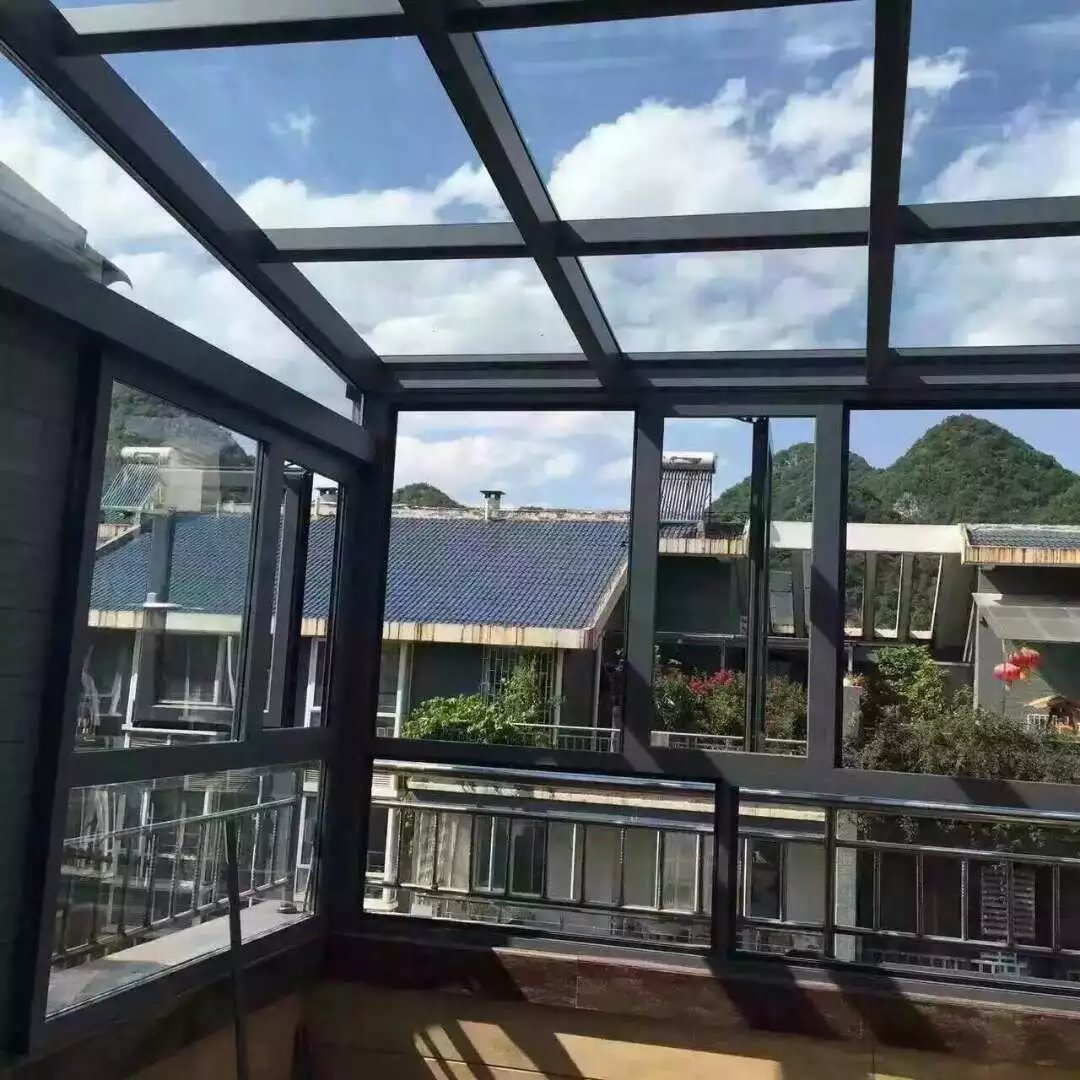 一般的西安阳光房房顶都是用钢化玻璃来做的,这种房顶在光线上面是